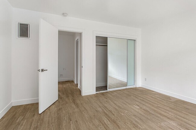 Building Photo - 1949 Park Grove Ave