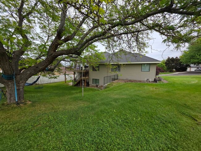 Building Photo - 4002 S Olson Pl
