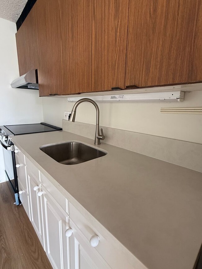 Building Photo - Renovated 1-bedroom unit available immedia...