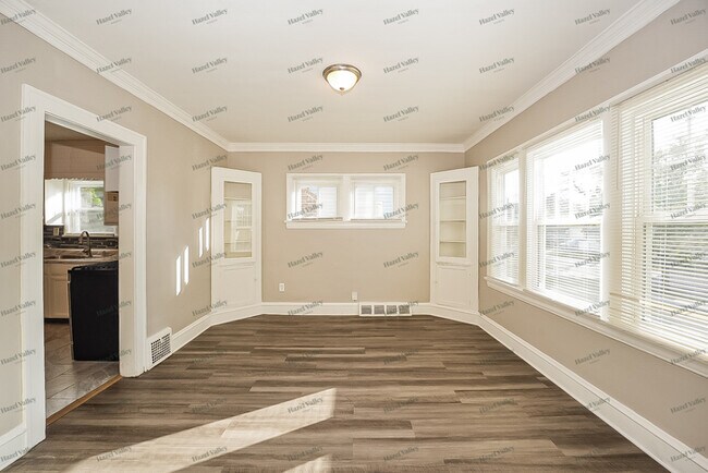 Building Photo - 1071 Selwyn Rd