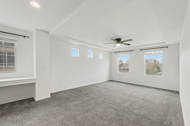 Building Photo - Stunning 4bed/3bath Oakwood Model Home in Erie