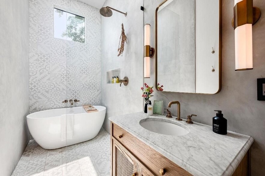 Building Photo - 1008 Albion Ave NE