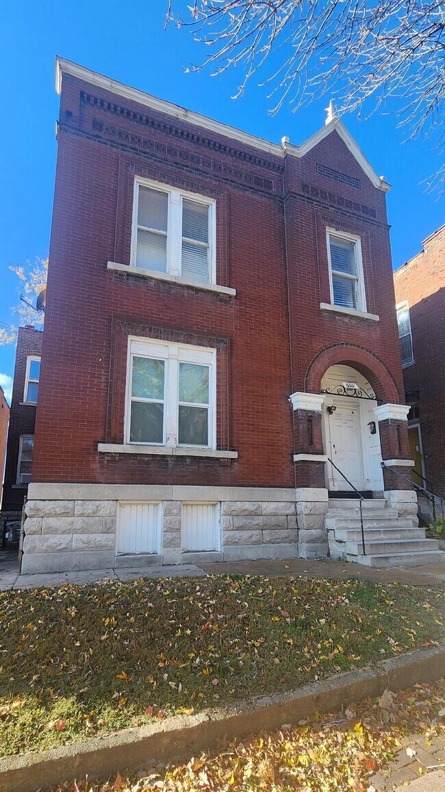 Building Photo - Apartment with Bonus Space & Hardwood Floors