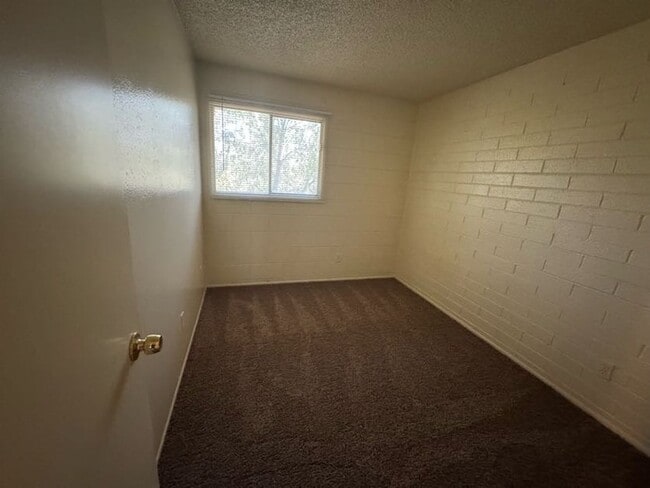 Building Photo - Holiday Gardens 3br Townhome