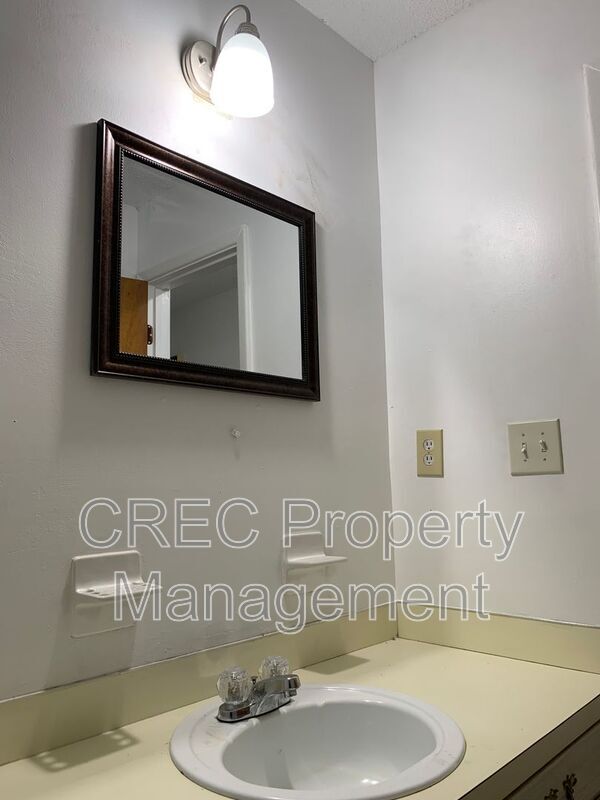 Building Photo - 205 Pinewood Dr