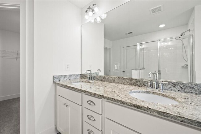 Building Photo - 124 Auburn Wds Dr