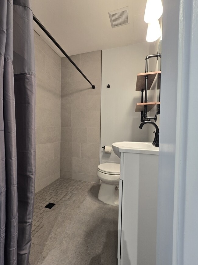 Building Photo - 246 W 14th St