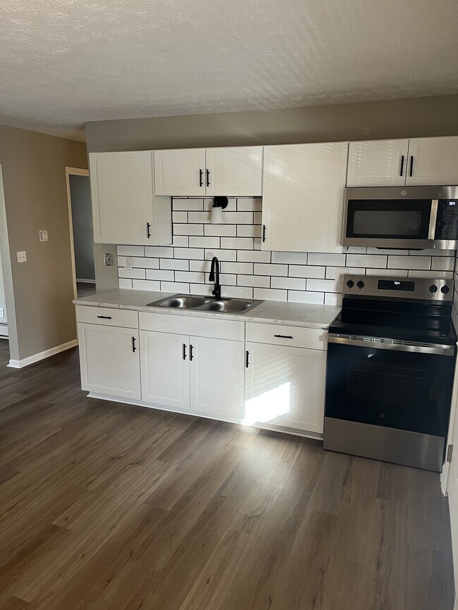 Primary Photo - Green Acres - 4943-4959