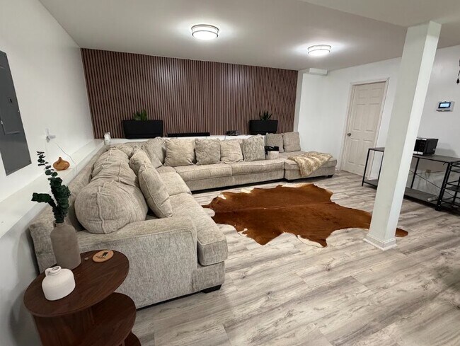 Building Photo - 6811 Sawmill Cir