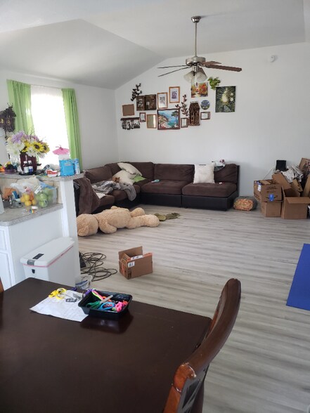 Building Photo - 1121 Dixon Cir