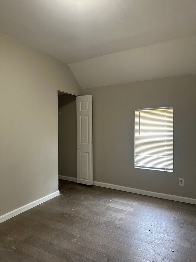 Building Photo - 3 Bedroom 1.5 Bathroom House in South Colu...