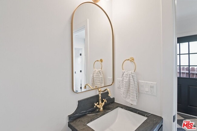 Building Photo - 5664 Coliseum St