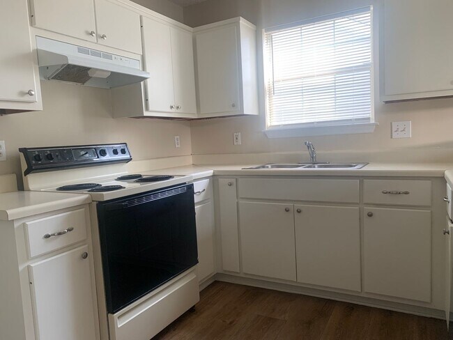 Building Photo - Move-in Ready!