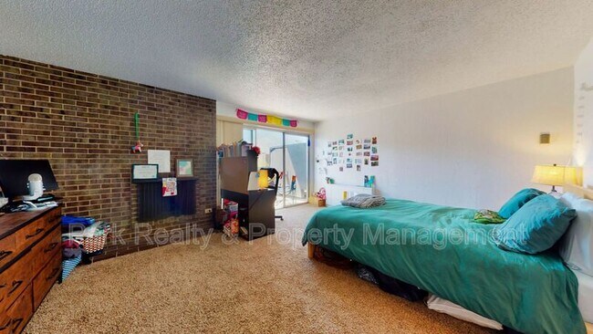 Building Photo - 555 E 10th Ave