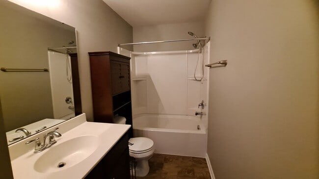 Building Photo - Spacious 5 bed 3 bath Home