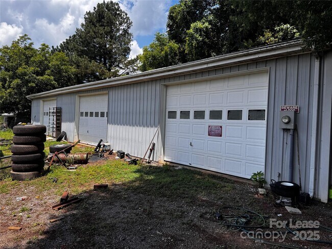 Building Photo - 321 Jennings Rd