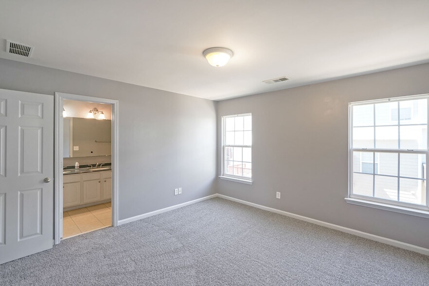 Building Photo - 2217 Landing Walk Dr