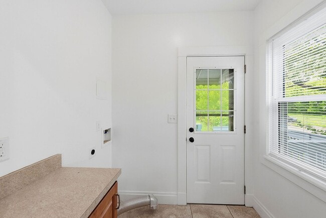 Building Photo - CHEVIOT: Charming 4 bed 2.5 bath 1 car detached garage