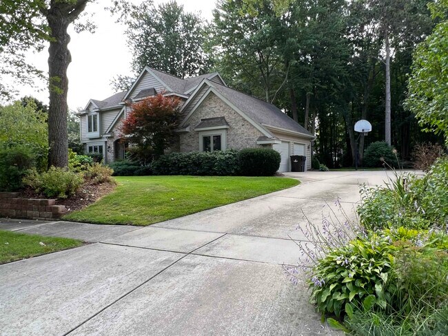 Building Photo - 4907 Pinewood Ct