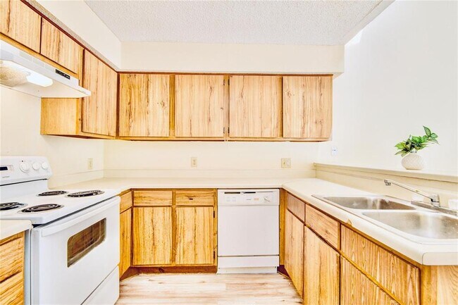 Building Photo - 6103 Ludington Dr