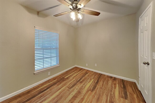 Building Photo - 9211 Wandsworth Dr