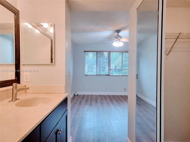 Building Photo - 9977 Westview Dr