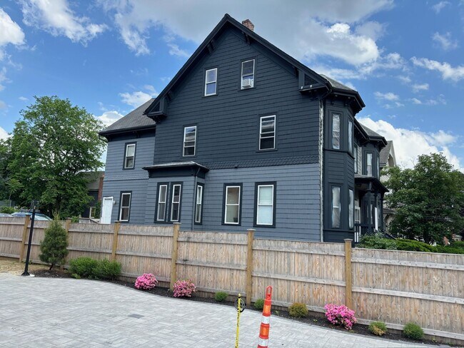 Building Photo - HOLY SMOKES!!  8 BED/3.5 BATH TOWNHOUSE IN ALLSTON