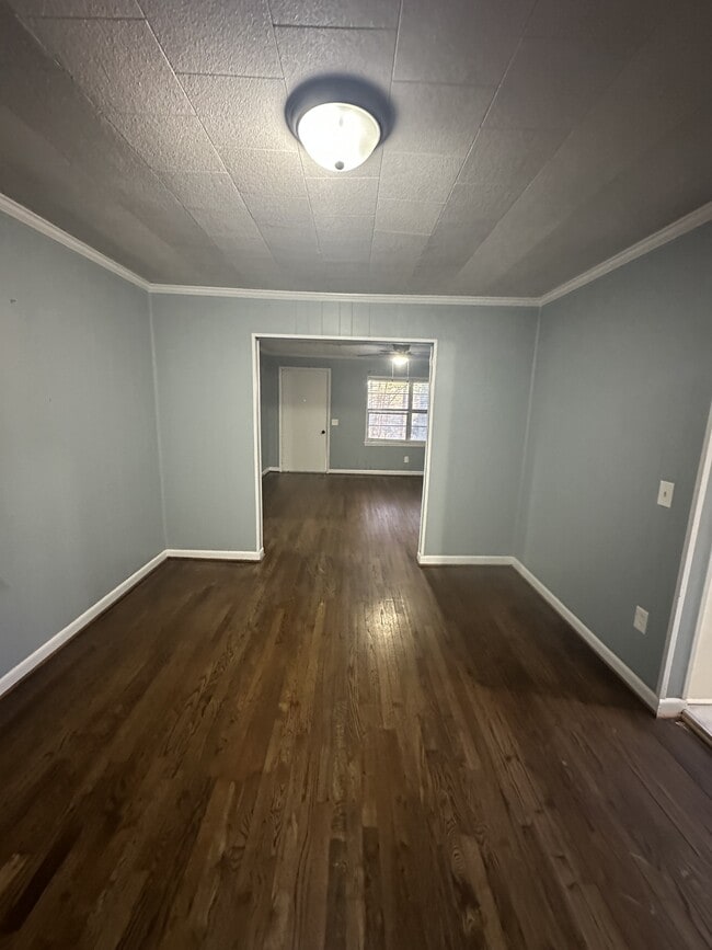 Building Photo - 1633 Yvonne Dr