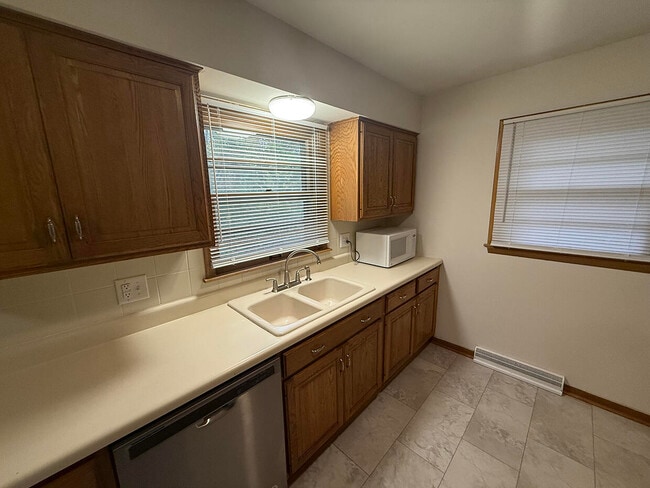 Building Photo - 2102 Woodlea Dr