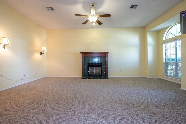 Building Photo - Charming 3 bedroom home with cozy fireplac...