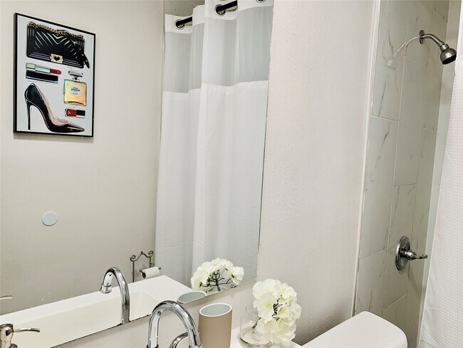 Building Photo - 411 Ulrich St