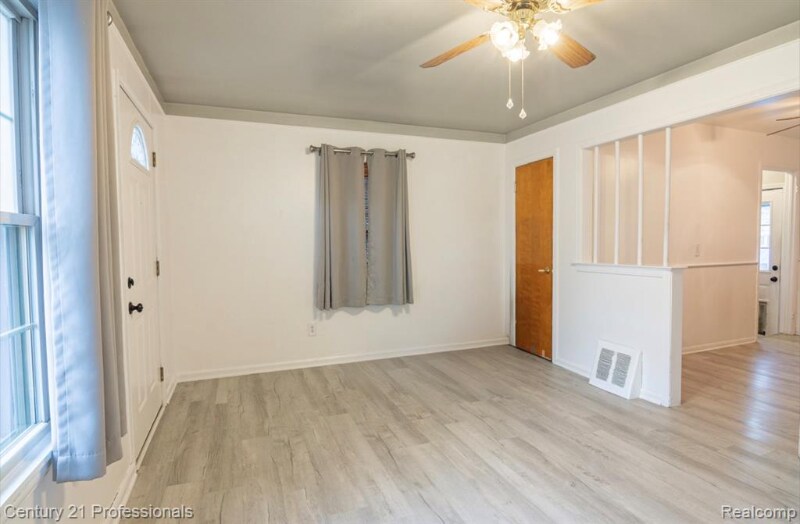 Building Photo - 1403 E Maxlow Ave