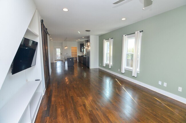 Building Photo - Stunner in East