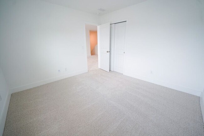 Building Photo - 128 Kingswood Cir