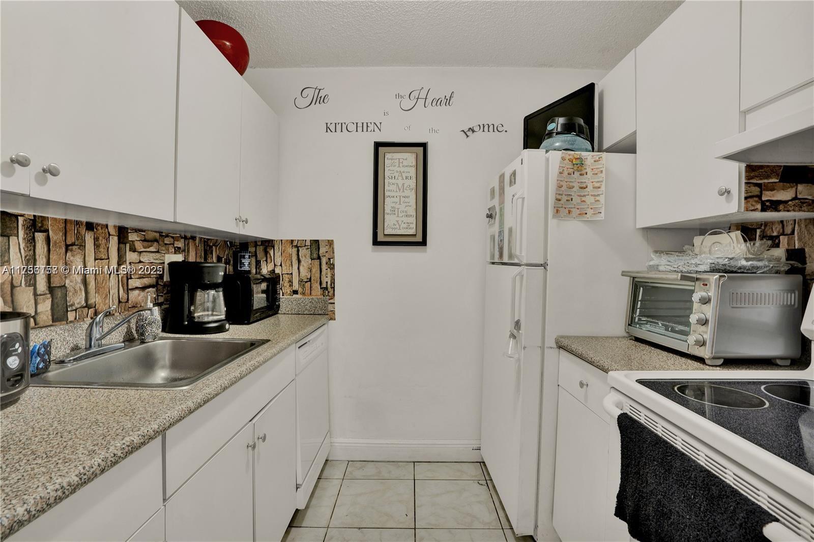 Building Photo - 7425 SW 152nd Ave