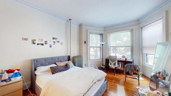 Building Photo - $2195 Brookline Studio on Beacon St - Heat and Hot Water Included