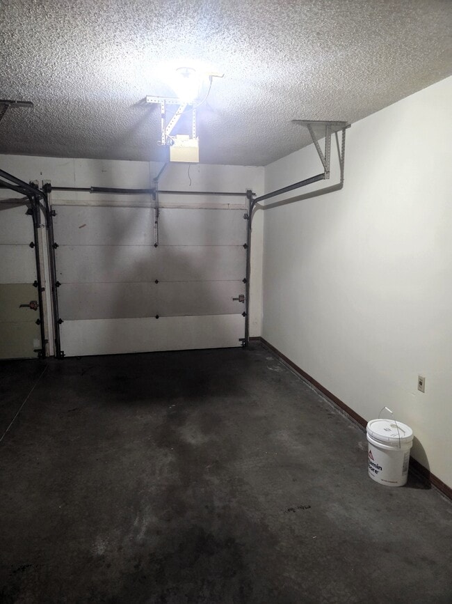 Building Photo - 2045 S Kentwood Ave