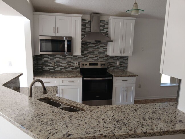 Building Photo - Recently renovated 4 Bedroom, 2 Bathroom, ...