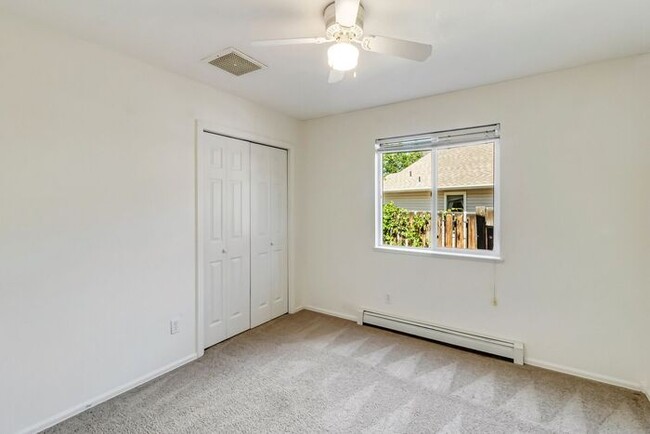Building Photo - 3 bedroom home with fenced yard and garage...