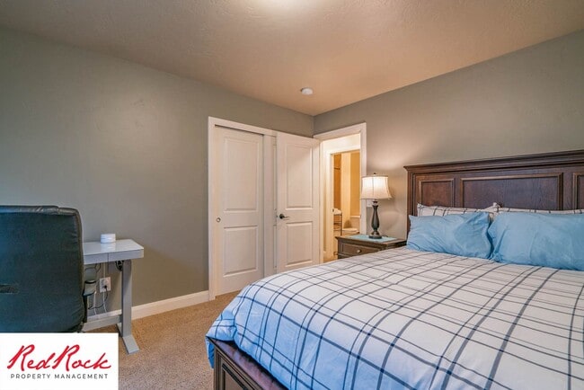 Building Photo - Move In Special- $500 Off First Month's Rent! 3 Bedroom, Fully Furnished Home.