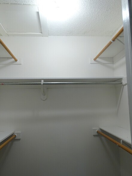 upper level master bedroom walk-in closet - 4548 50th St