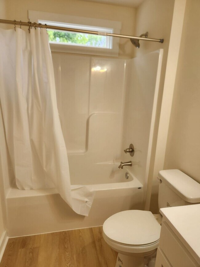 Building Photo - 2 Bed 1 Bath Modern Duplex Unit Blackstone VA-Fort Pickett