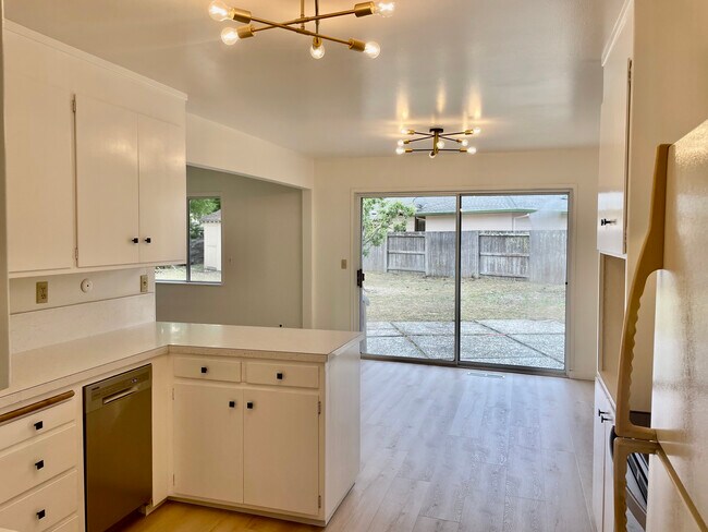 Building Photo - 2530 Tamarisk Dr