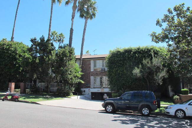 Primary Photo - 1560 N Laurel Ave