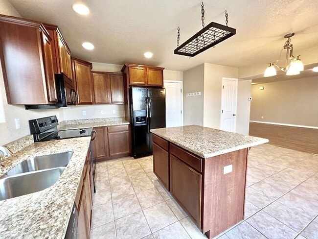 Building Photo - Stetson Hills Home with 3 Bedrooms and 2.5 Baths Available in May