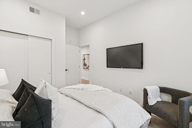 Building Photo - 30 W Allens Ln