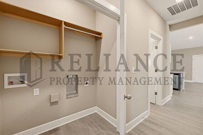 Building Photo - 2755 S Greenleaf St