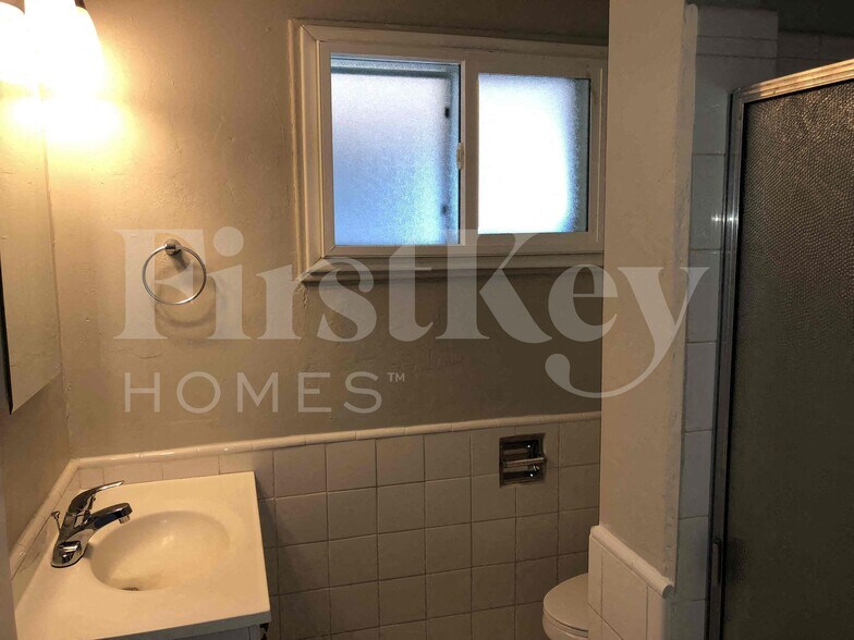 Building Photo - 1634 W Indian School Rd