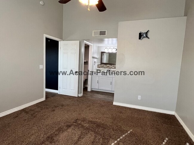 Building Photo - Remodeled Townhome