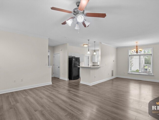 Building Photo - 3 Story Townhome, New Wood Floors, Great W...